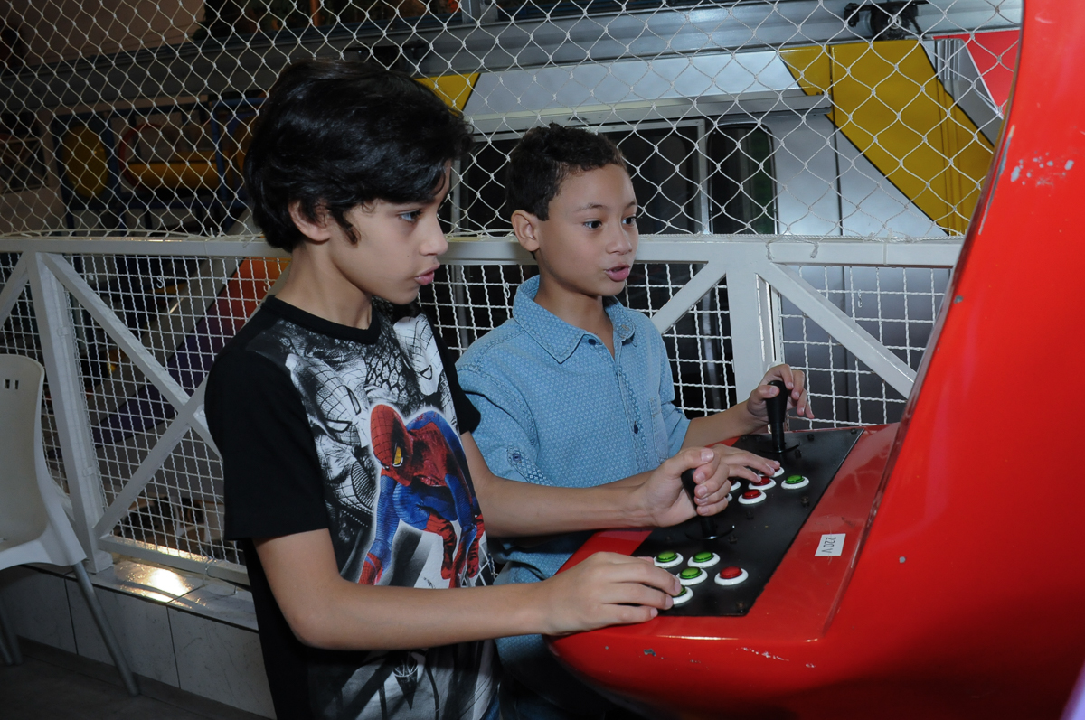 Aniversariante e amiguinho jogando  Buffet Zureta-Osasco -SP
