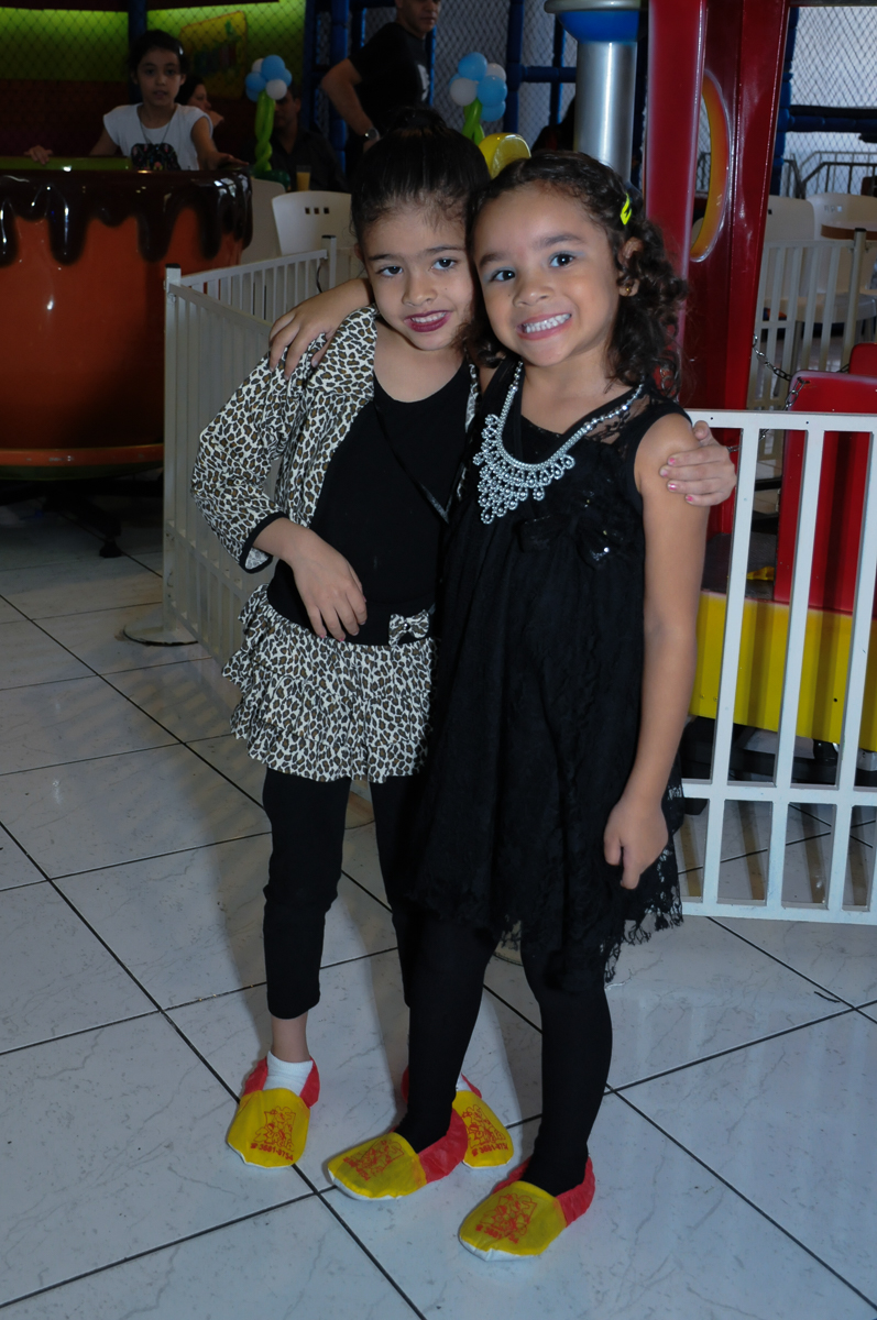 Anna Carolina recebendo a amiguinha  Buffet Zureta-Osasco -SP