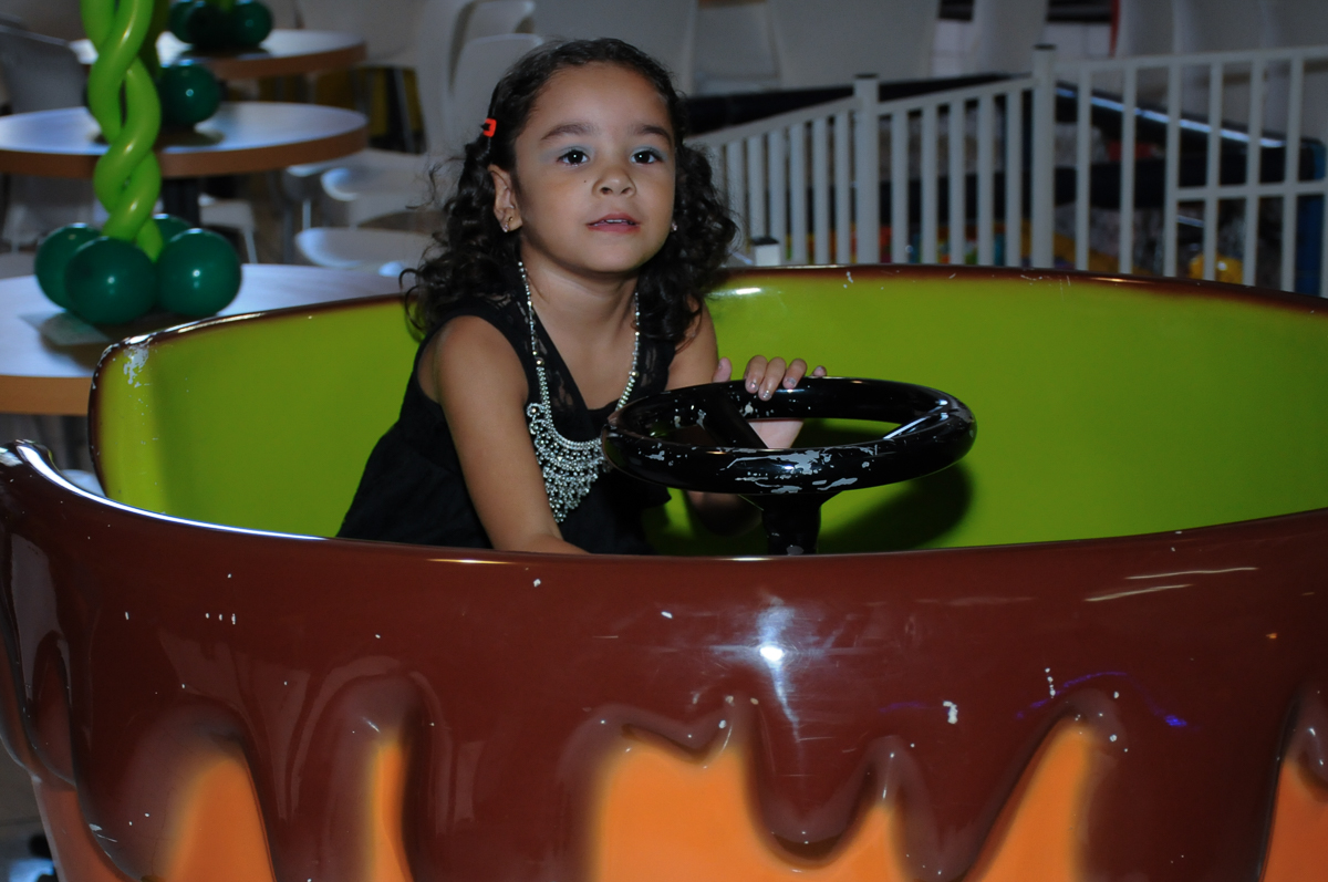 Anna Carolina no trenzinho  Buffet Zureta-Osasco -SP