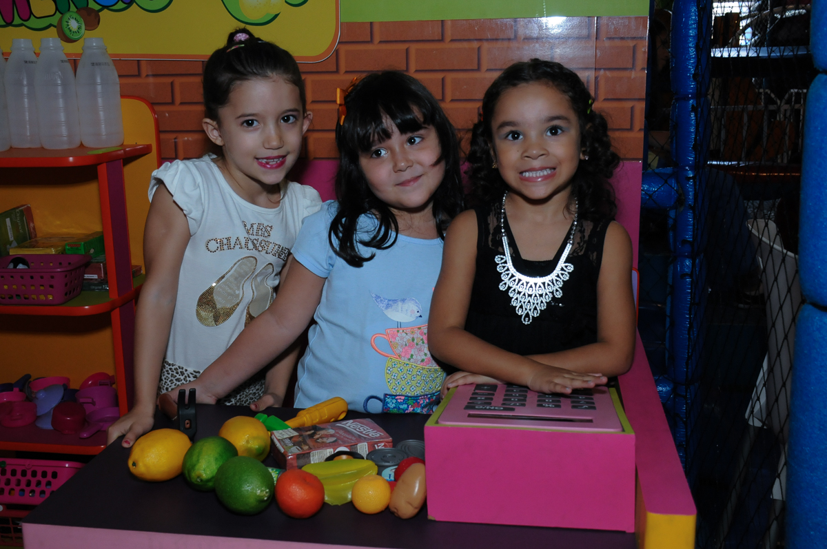 Anna e amiguinhas no mercadinho  Buffet Zureta-Osasco -SP