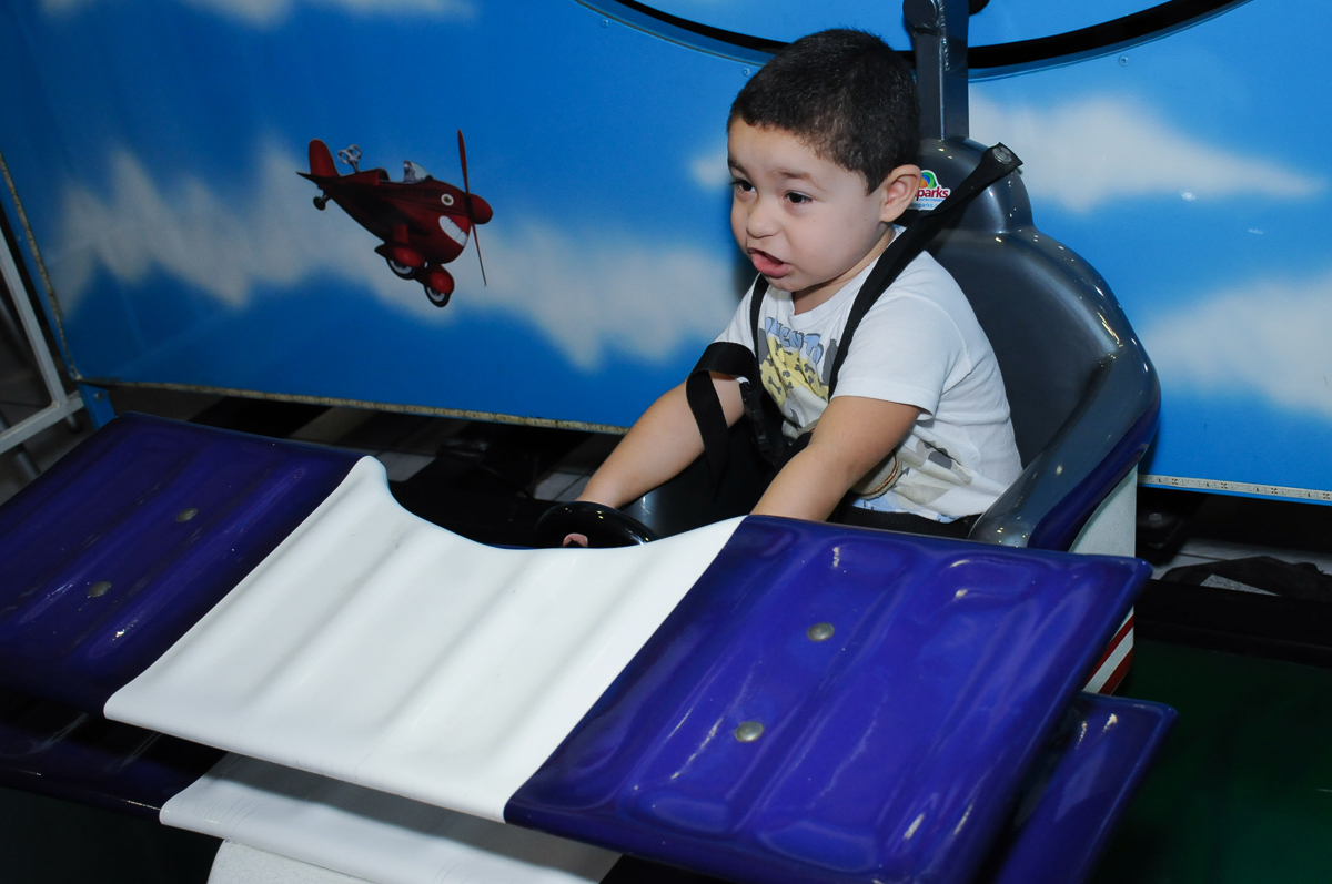 Amiguinho no carrossel  Buffet Zureta-Osasco -SP