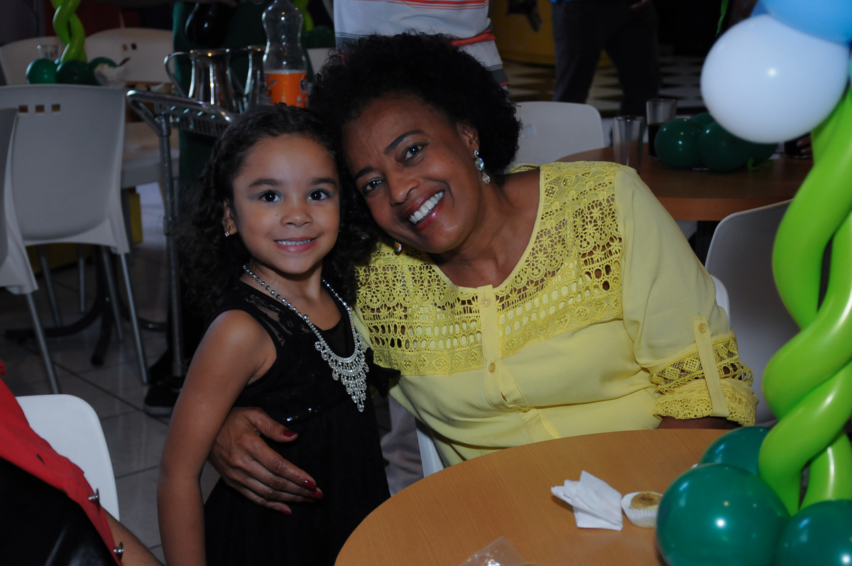 Anna posando com a convidada  Buffet Zureta-Osasco -SP