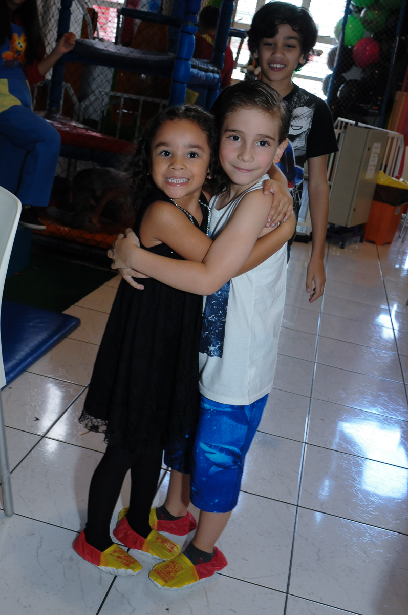 Anna abraçando amiguinho em  Buffet Zureta-Osasco -SPsua festa