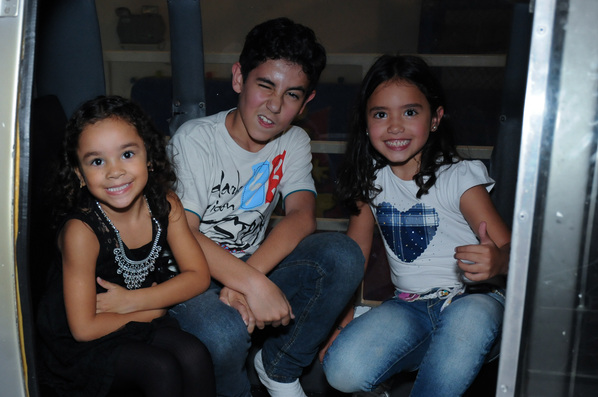 amiguinhos posando para foto  Buffet Zureta-Osasco -SP