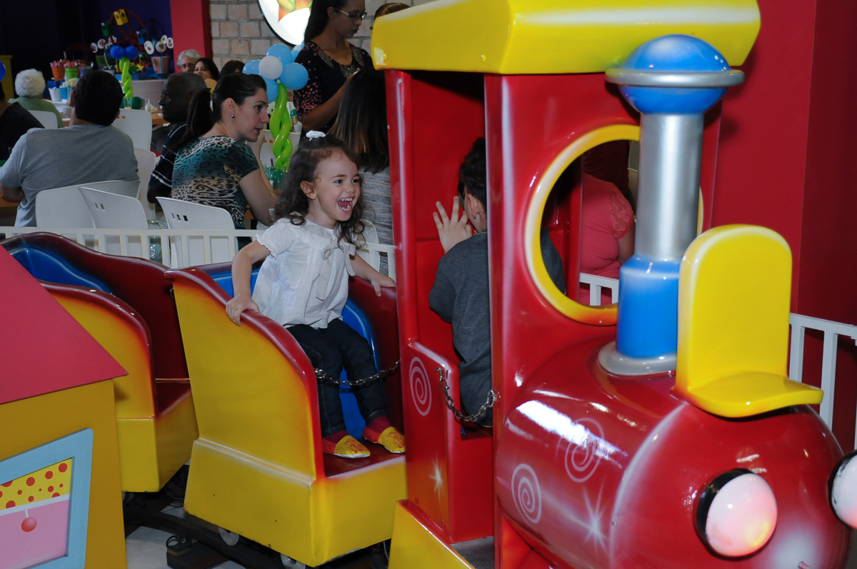 convidada no trenzinha  Buffet Zureta-Osasco -SP