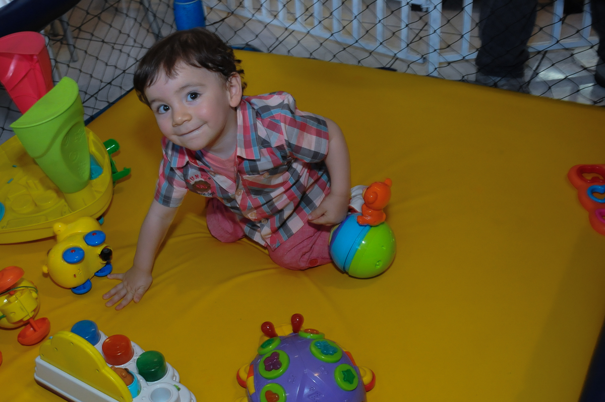 amiguinho brincando na área baby  Buffet Zureta-Osasco -SP