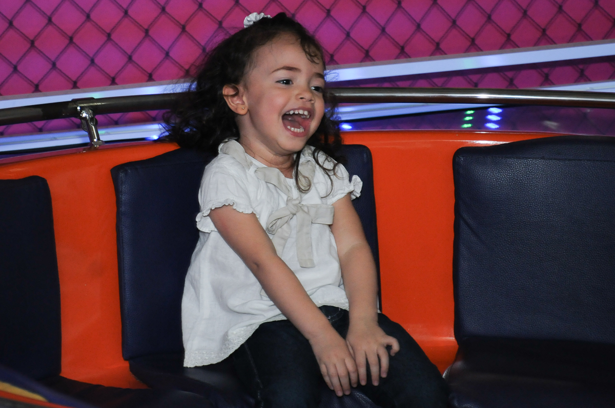 convidada gargalhando  Buffet Zureta-Osasco -SP