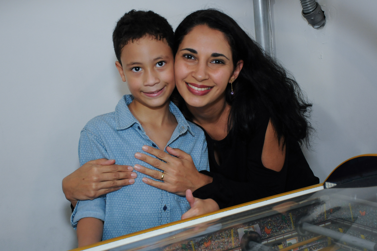 Gabriel com convidada posando para foto  Buffet Zureta-Osasco -SP