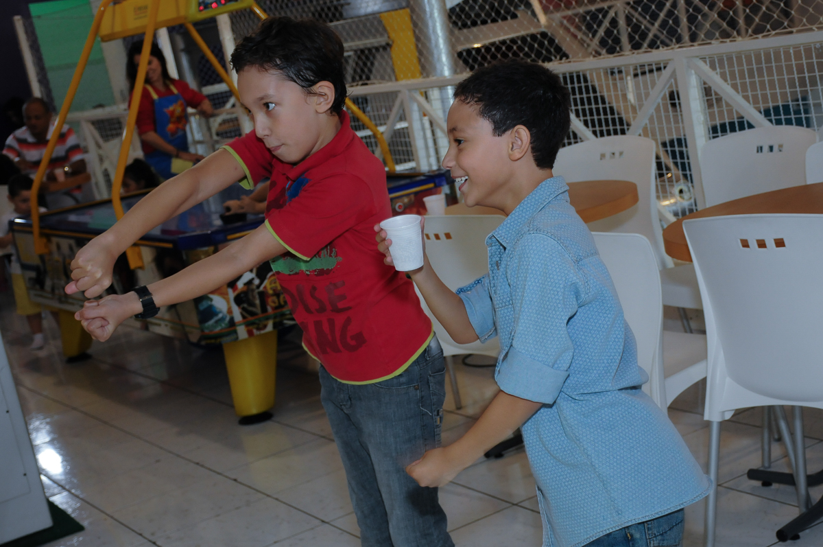 Amigos X Box brincando  Buffet Zureta-Osasco -SP