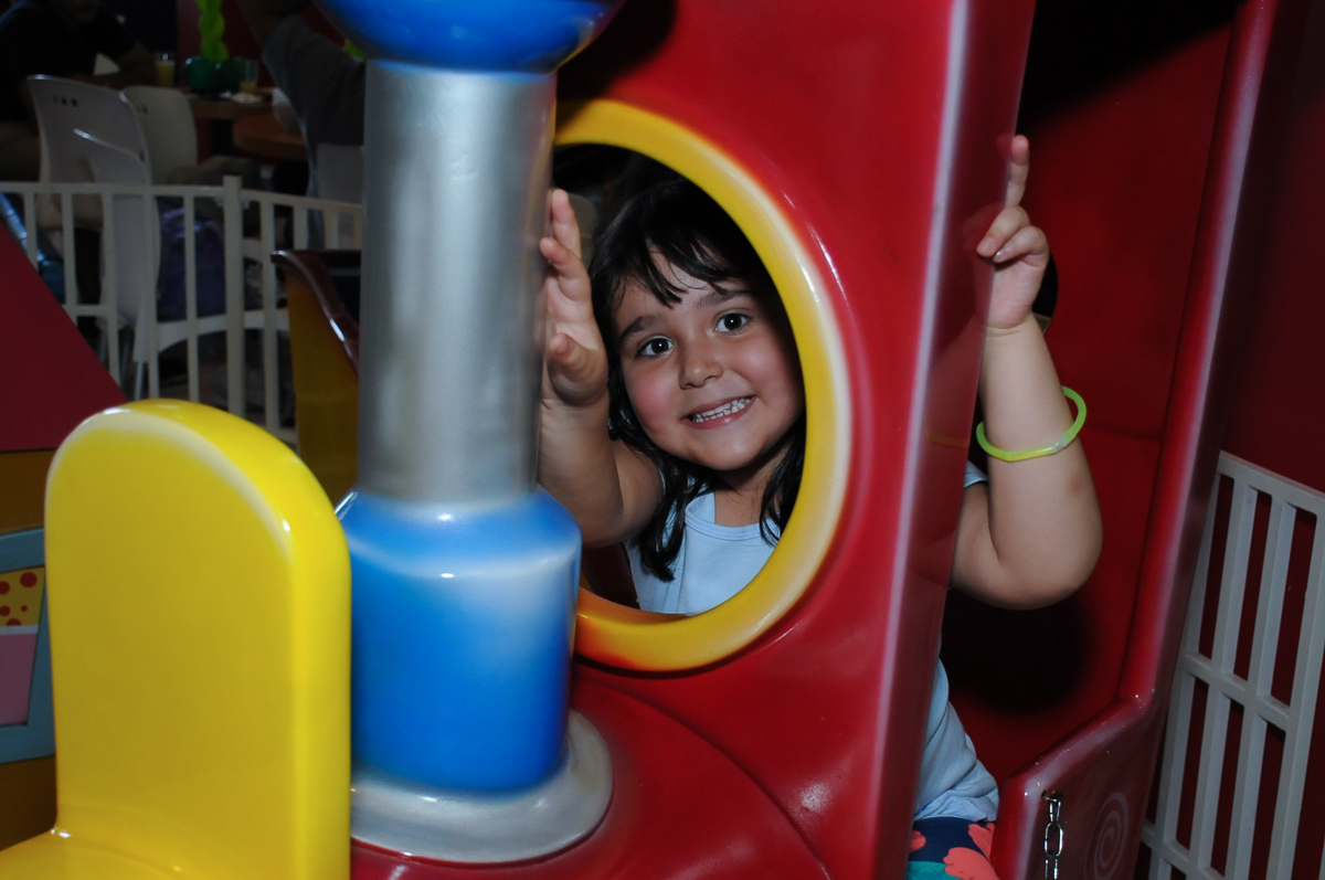 Amiguinha fazendo pose para foto  Buffet Zureta-Osasco -SP