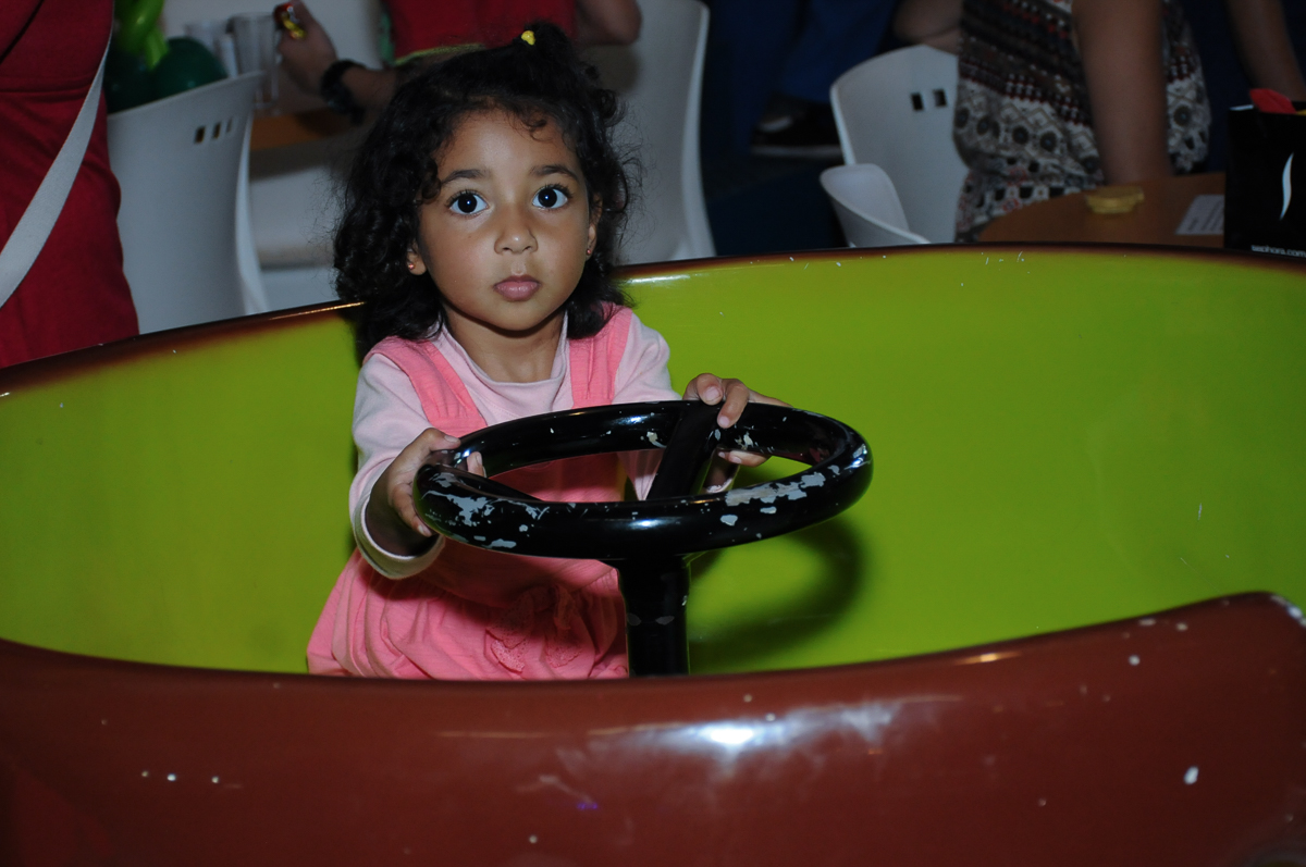 amiguinha dirigindo  Buffet Zureta-Osasco -SP