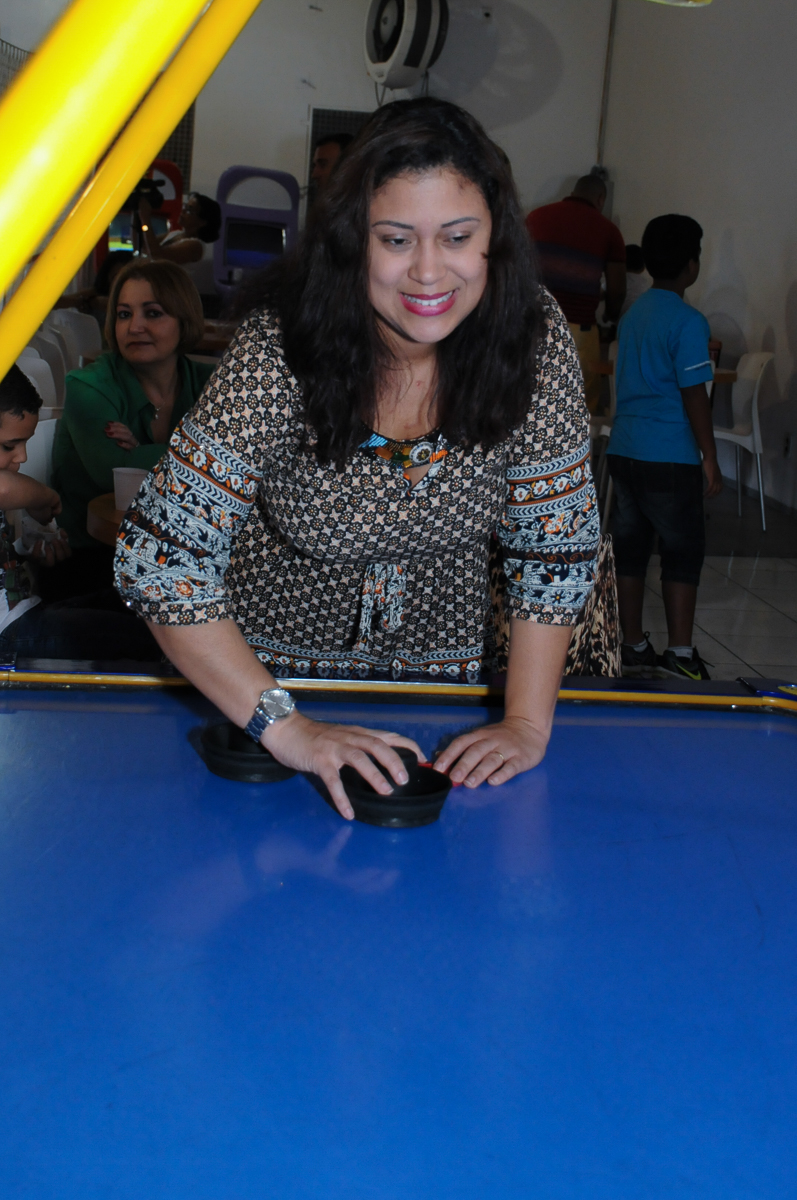 concentração no jogo na festinha do Gabriel e da Anna