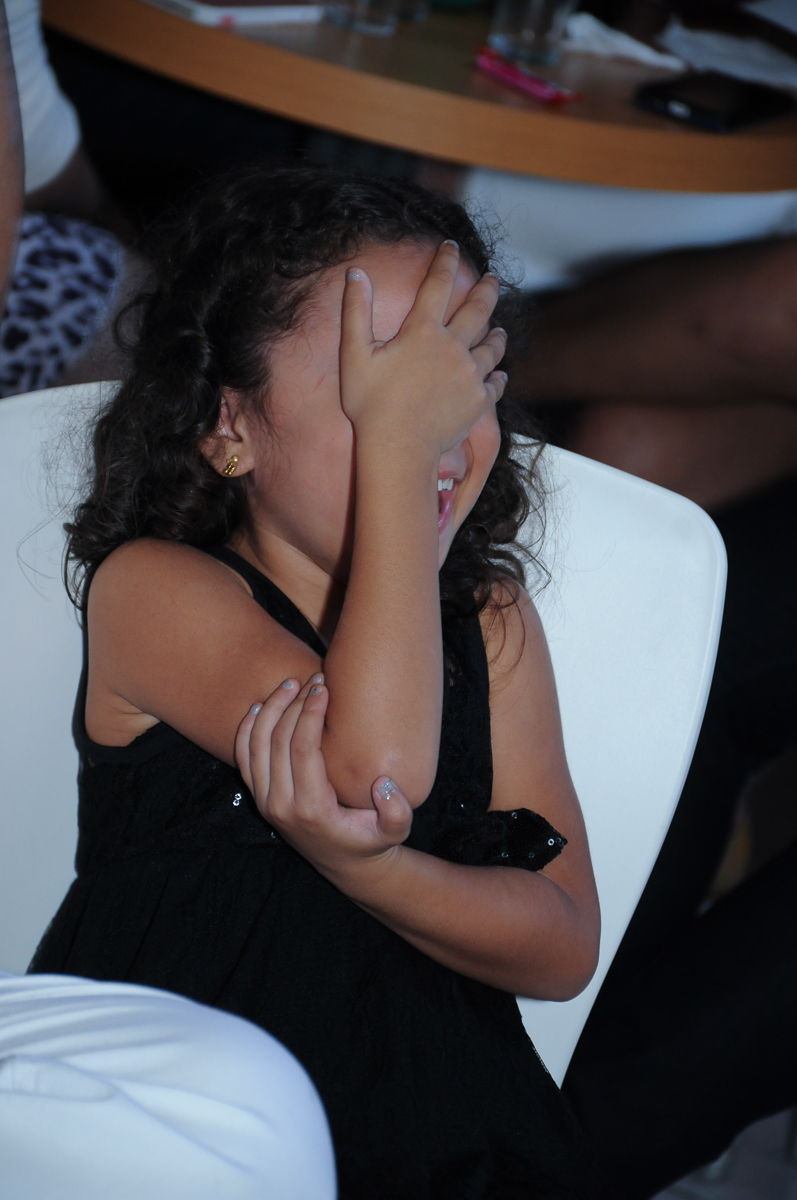 Anna se escondendo em sua festa  Buffet Zureta-Osasco -SP