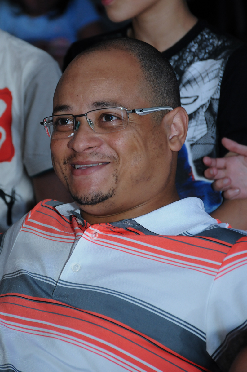 Papai feliz assistindo a retrospectiva no  Buffet Zureta-Osasco -SP