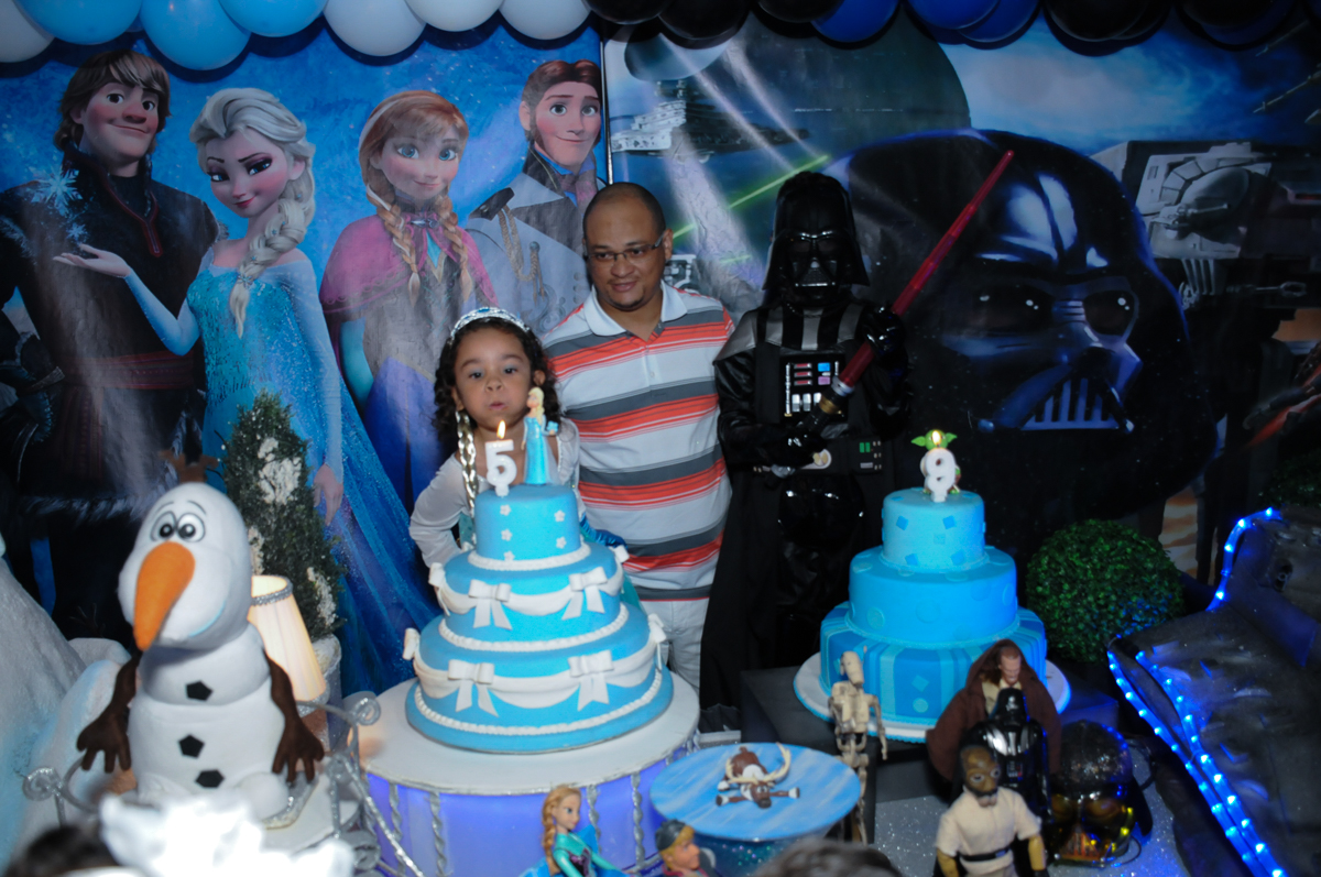 Anna soprando a velinha do bolo  no  Buffet Zureta-Osasco -SP