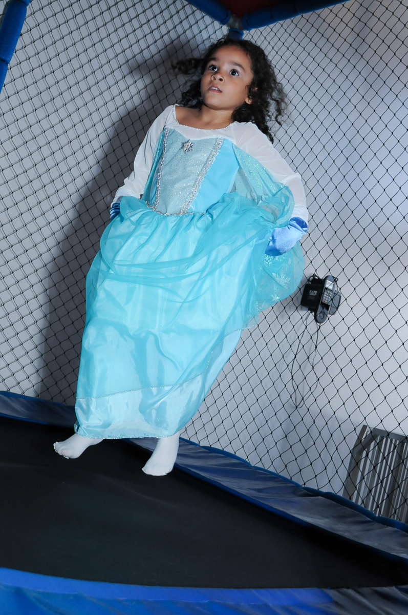 Anna vestida de Frozen no pula pula no  Buffet Zureta-Osasco -SP