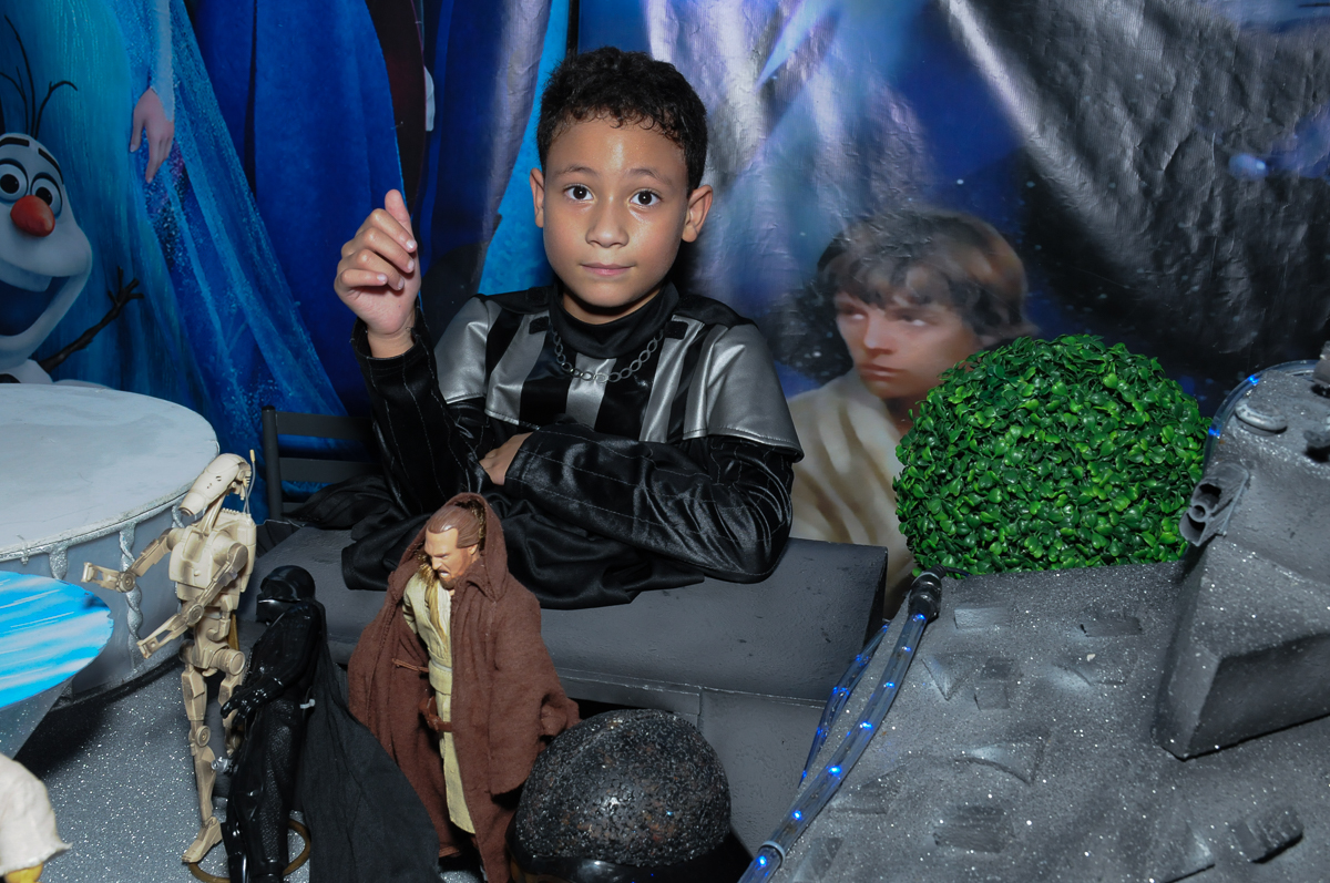 Gabriel na mesa do Star Wars no  Buffet Zureta-Osasco -SP