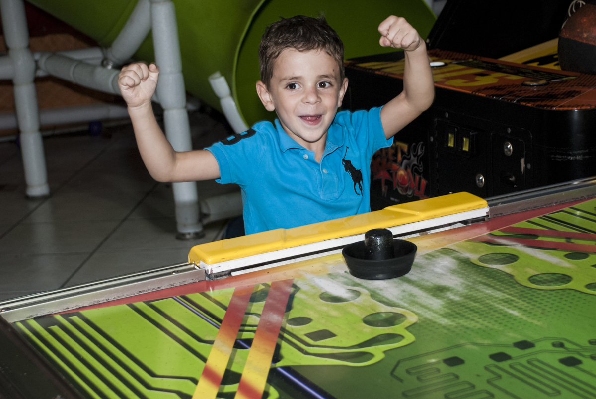 comemorando vitória no jogo de futebol de mesa