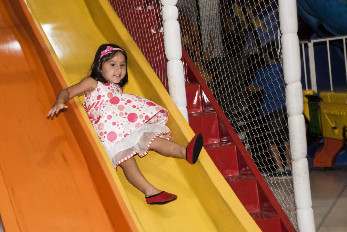 mais uma amiga se diverte no tobogã