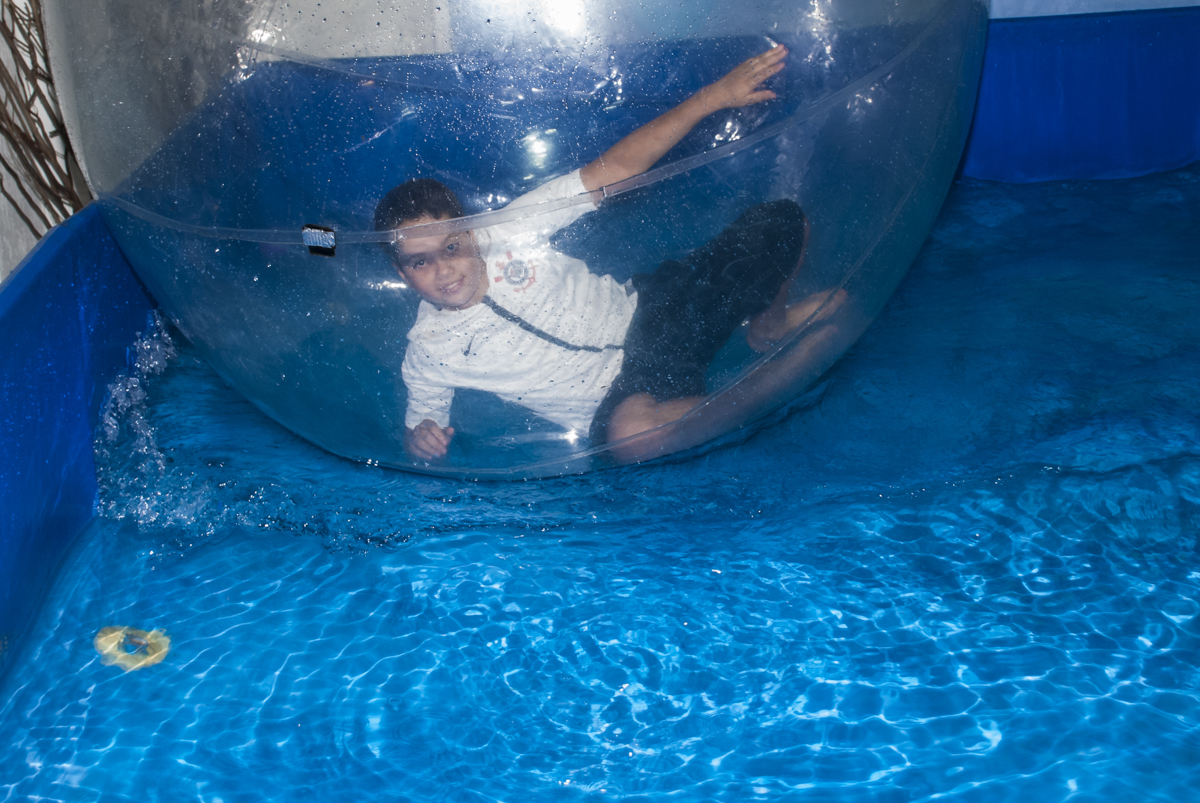 diversão na bola aquática