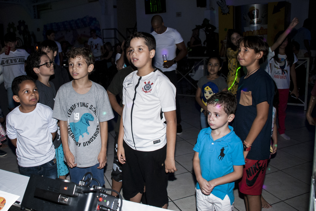 jogo de basquete com os amigos
