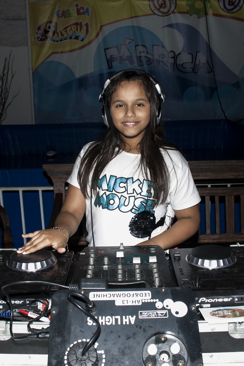A balada é animada pela DJ aniversariante
