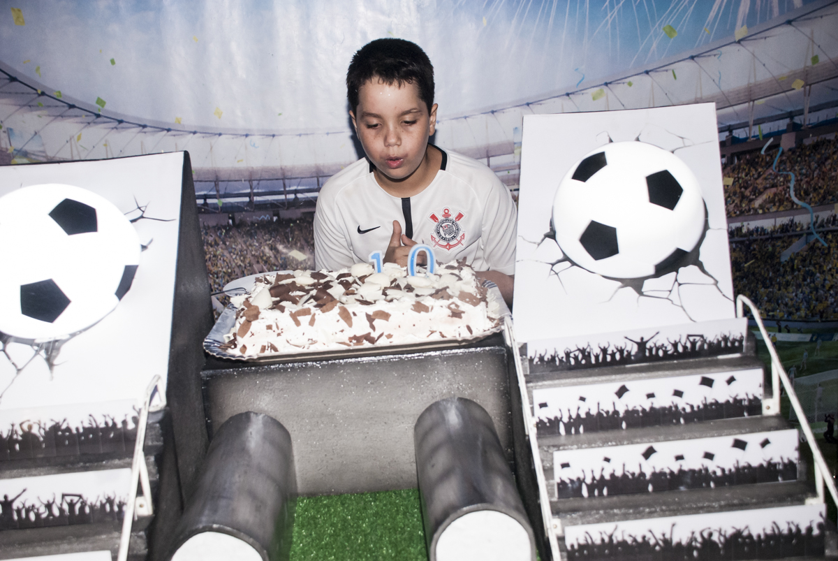 soprando a vela do bolo