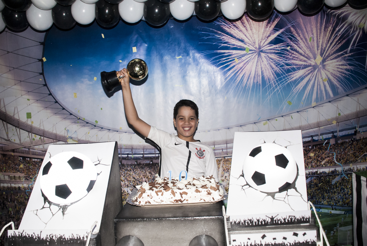 final de festa com a taça na mão