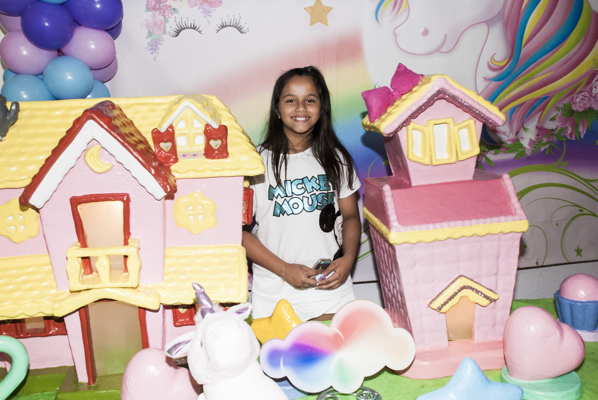 Posando para a foto na mesa temática