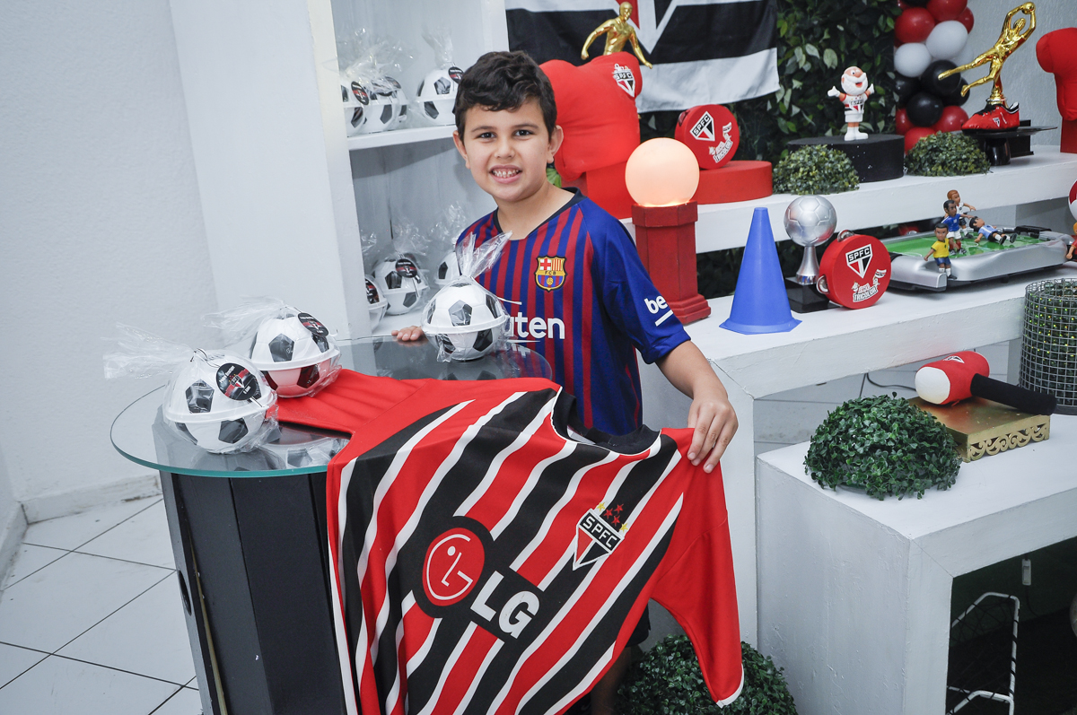 curtindo a mesa decorada do São Paulo Futebol Clube