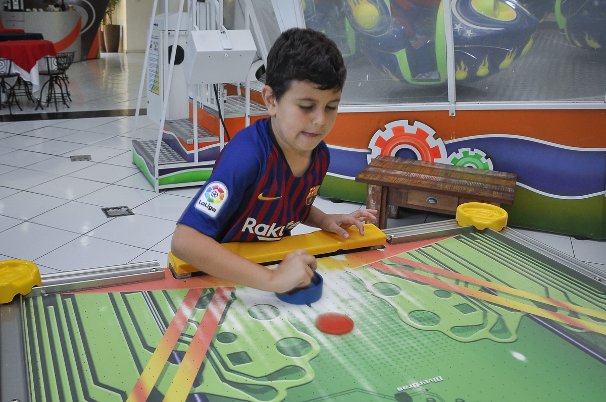 brincando no jogo futebol de mesa