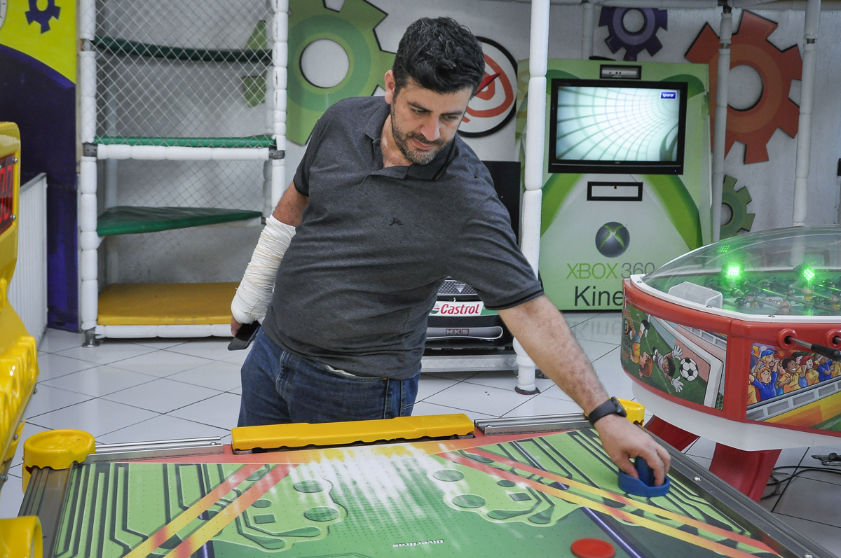 O pai é seu adverário no jogo de futebol