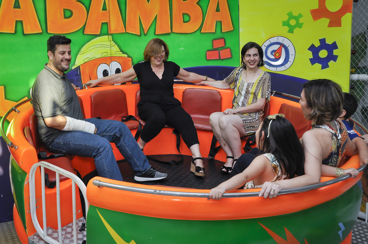 A família está brincando no Labamba