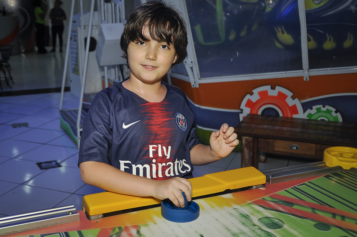 O jogador para de jogar para posar para a foto