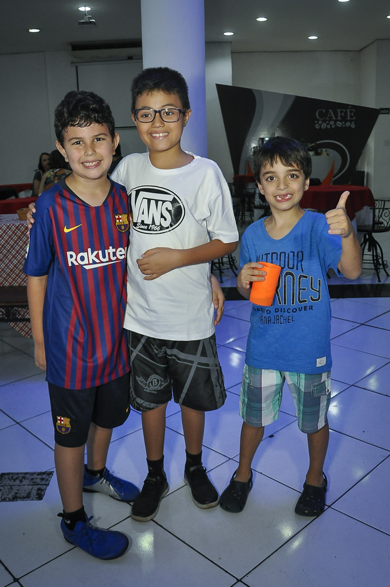 recebendo os amigos para a festa