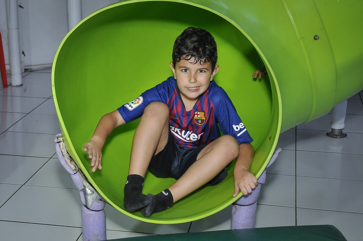 descendo no escorregador do brinquedão