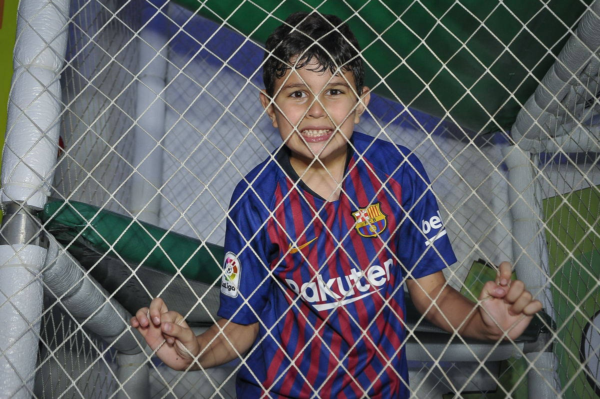 subindo com os amigos no brinquedão