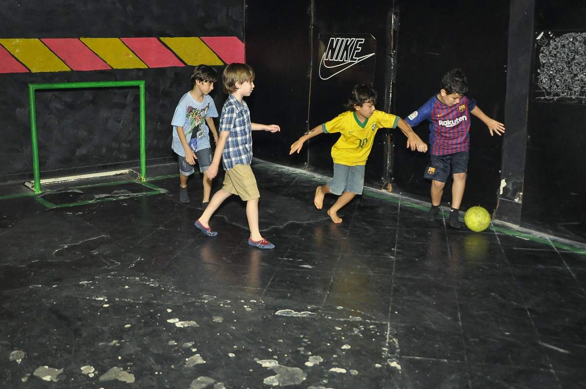 Jogo de futebol no escuro