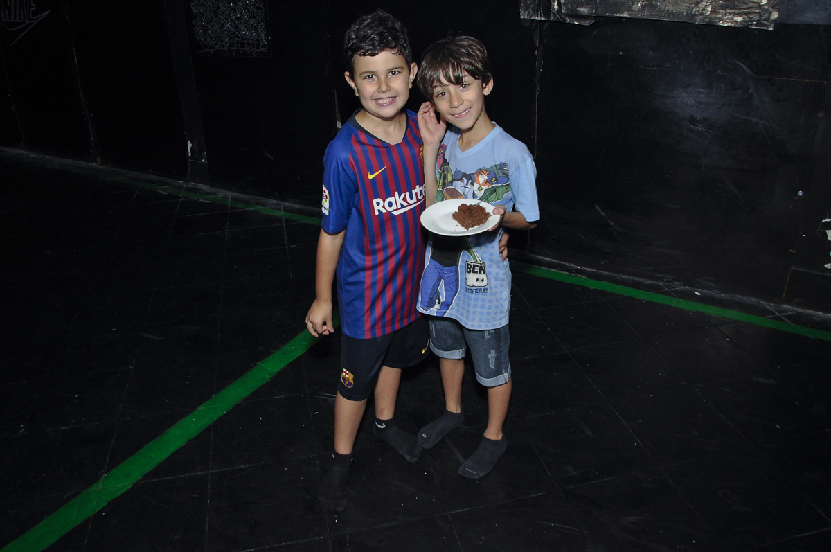 O amigo ganha o primeiro pedaço de bolo