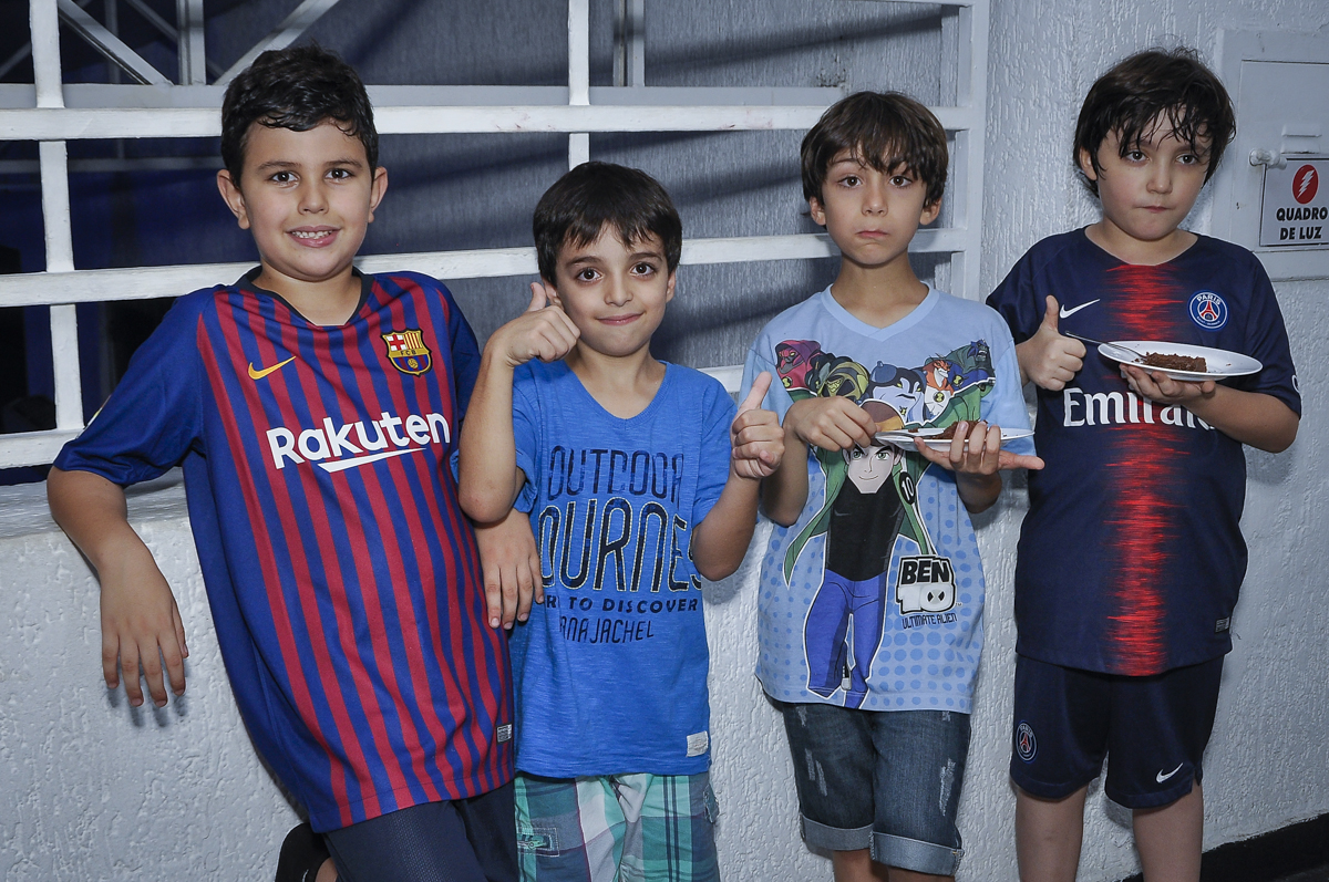 Os amigos fazem foto com o aniversariante