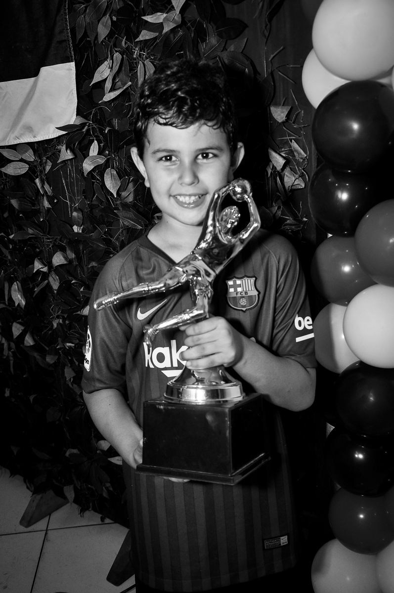 exibindo o troféu da vitória