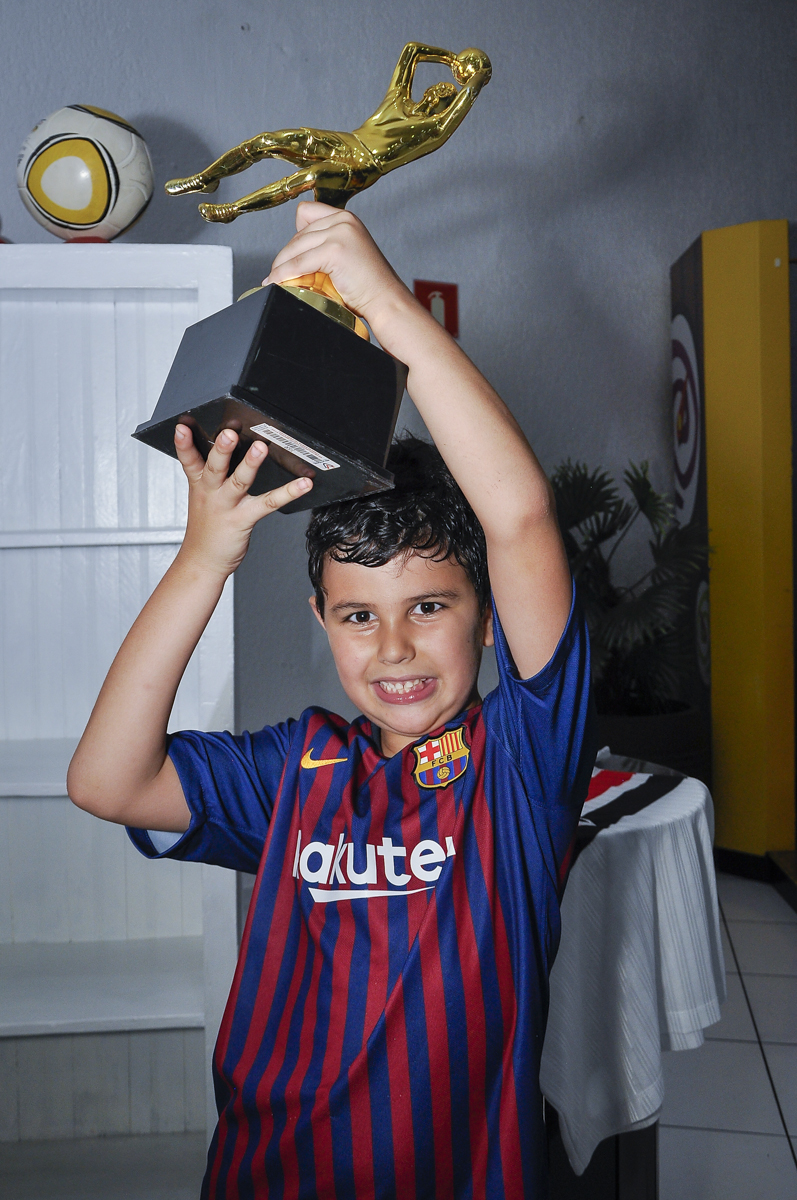 erguendo o troféu com muito orgulho