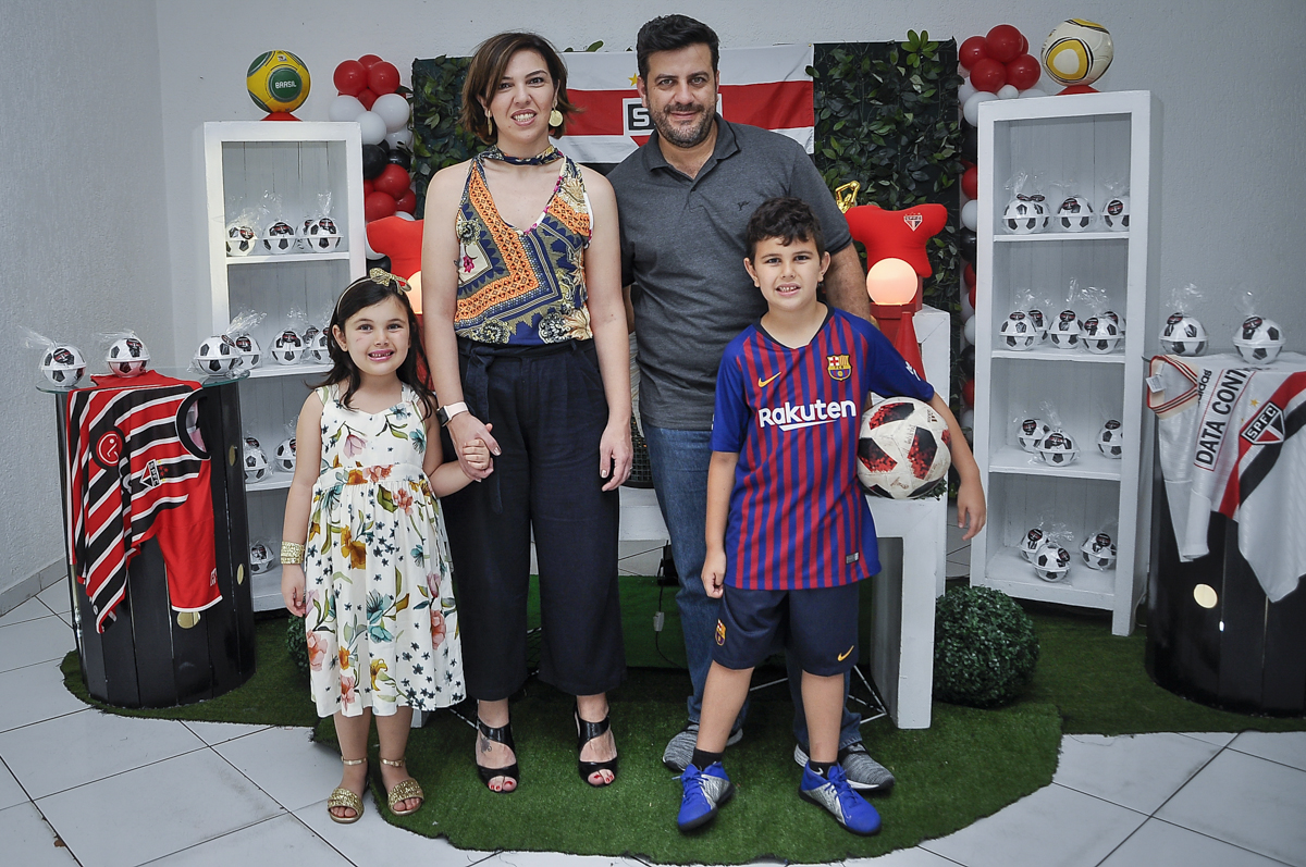 A família sendo fotografada na mesa decorada