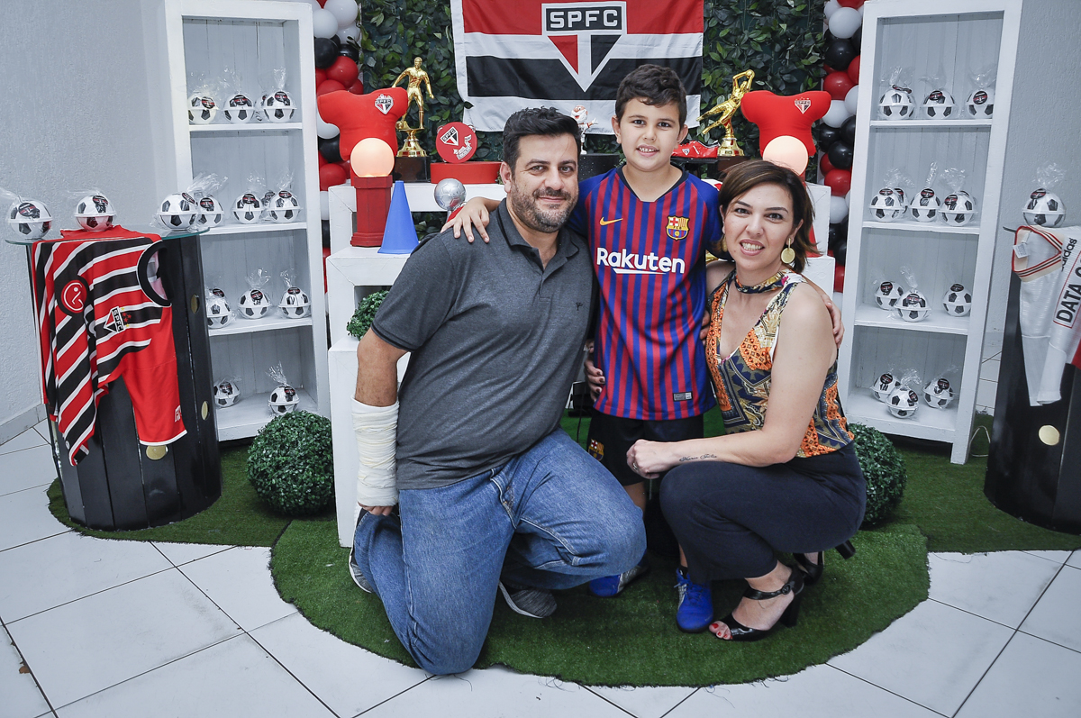 com os pais o aniversariante se prepara para curtir sua festa