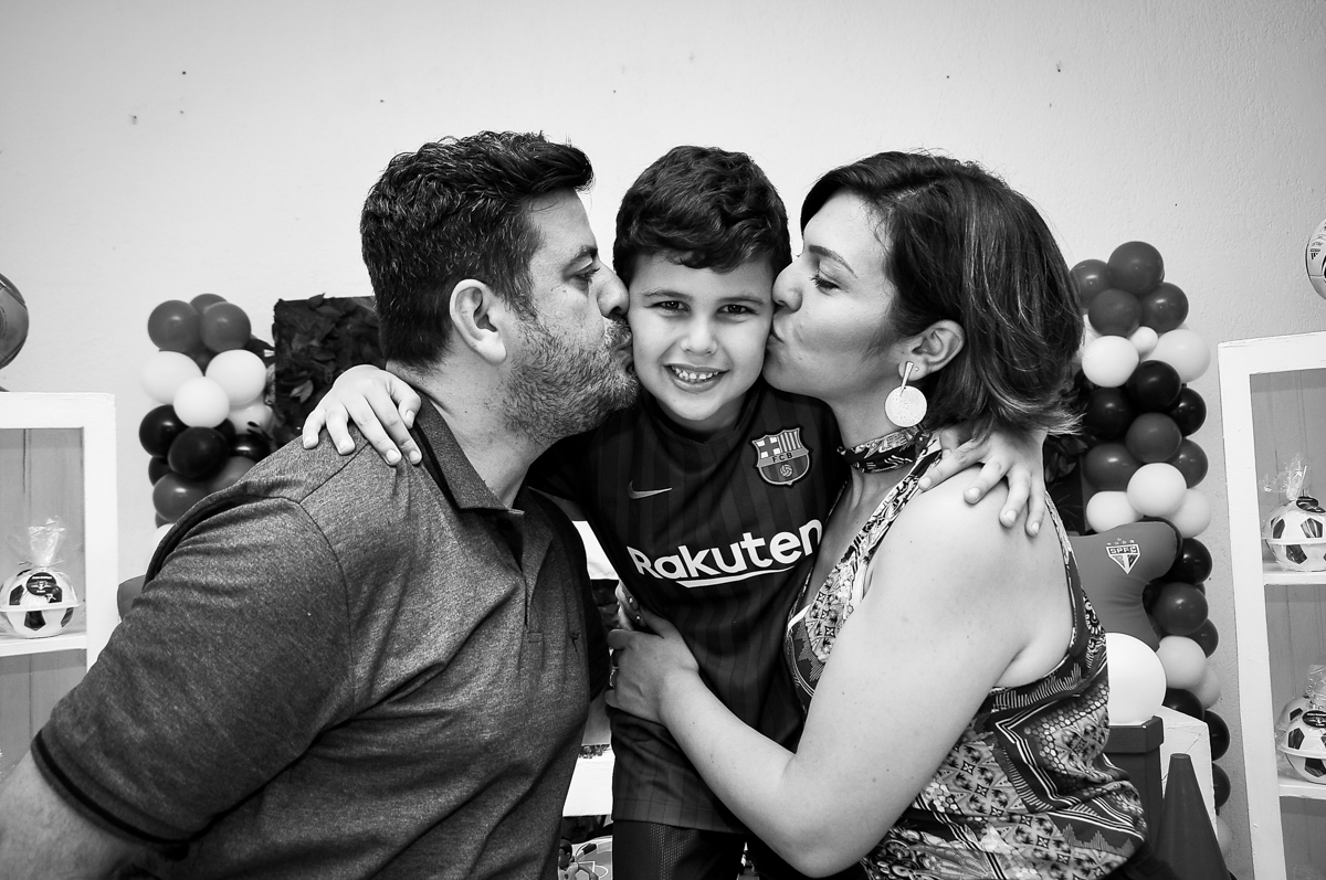 beijo sanduiche no aniversariante