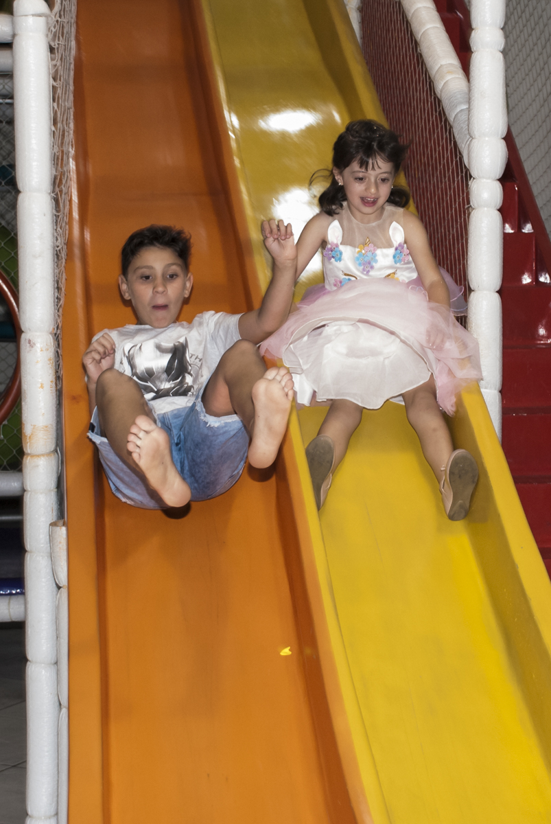 escorregador divertido com os amigos