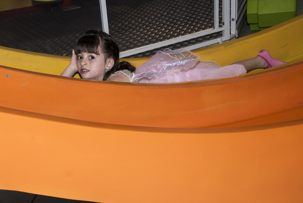 parada no escorregador para uma foto