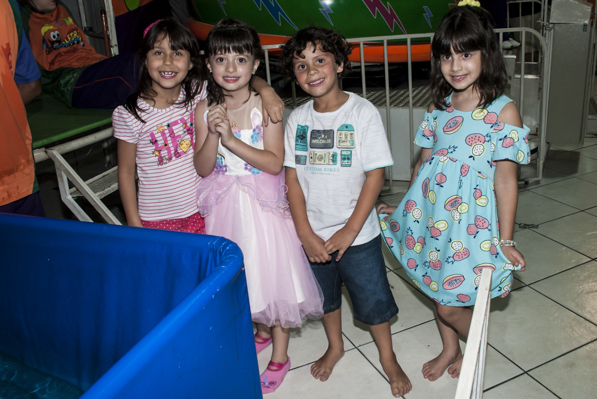 as amigas abraçam a aniversaiante