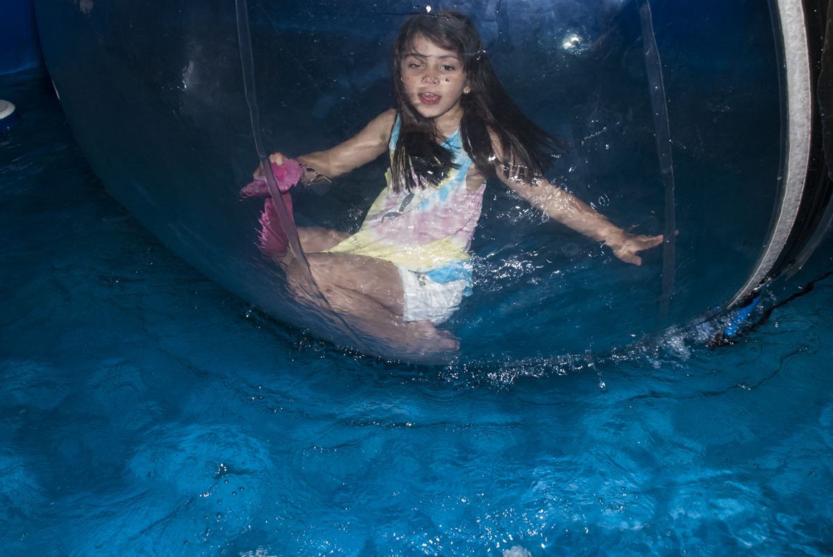 A amiguinha também gosta da bola aquática