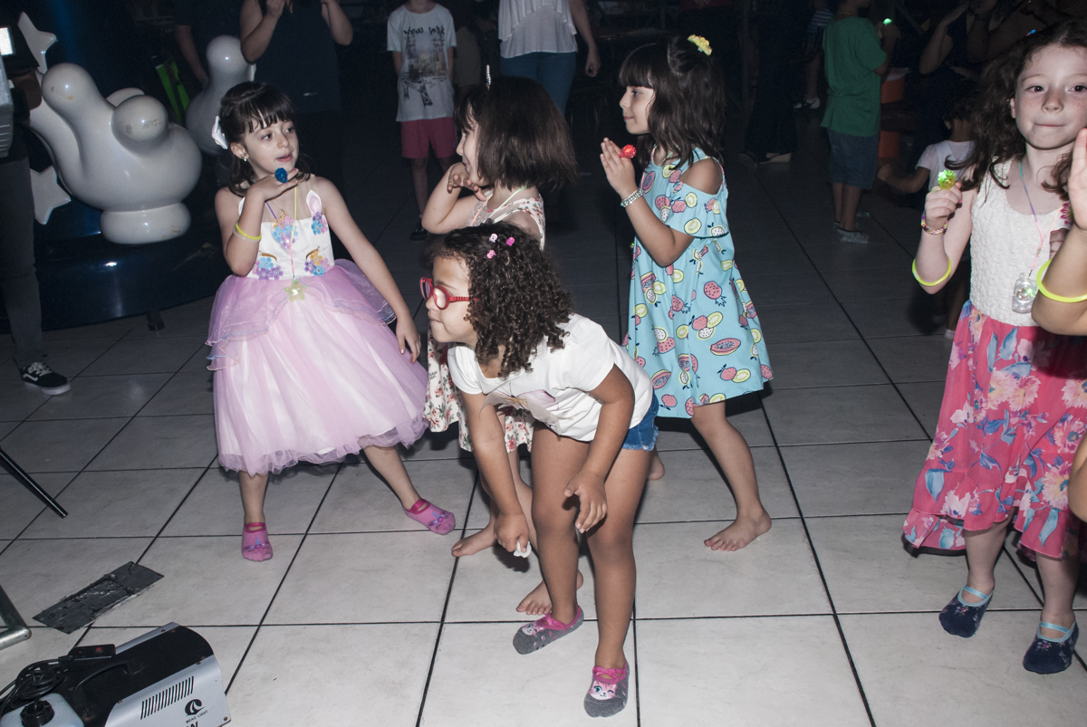 A criançada curtindo a balada